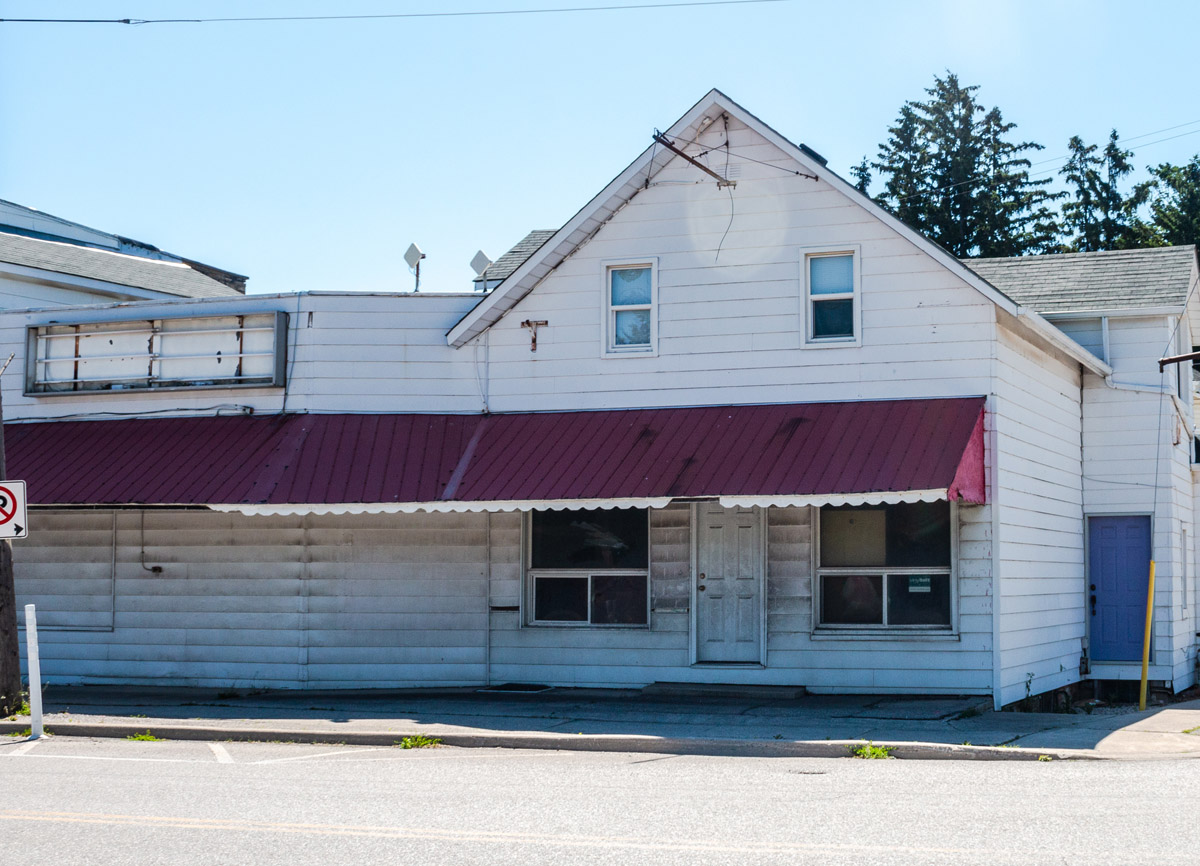 Red & White Store